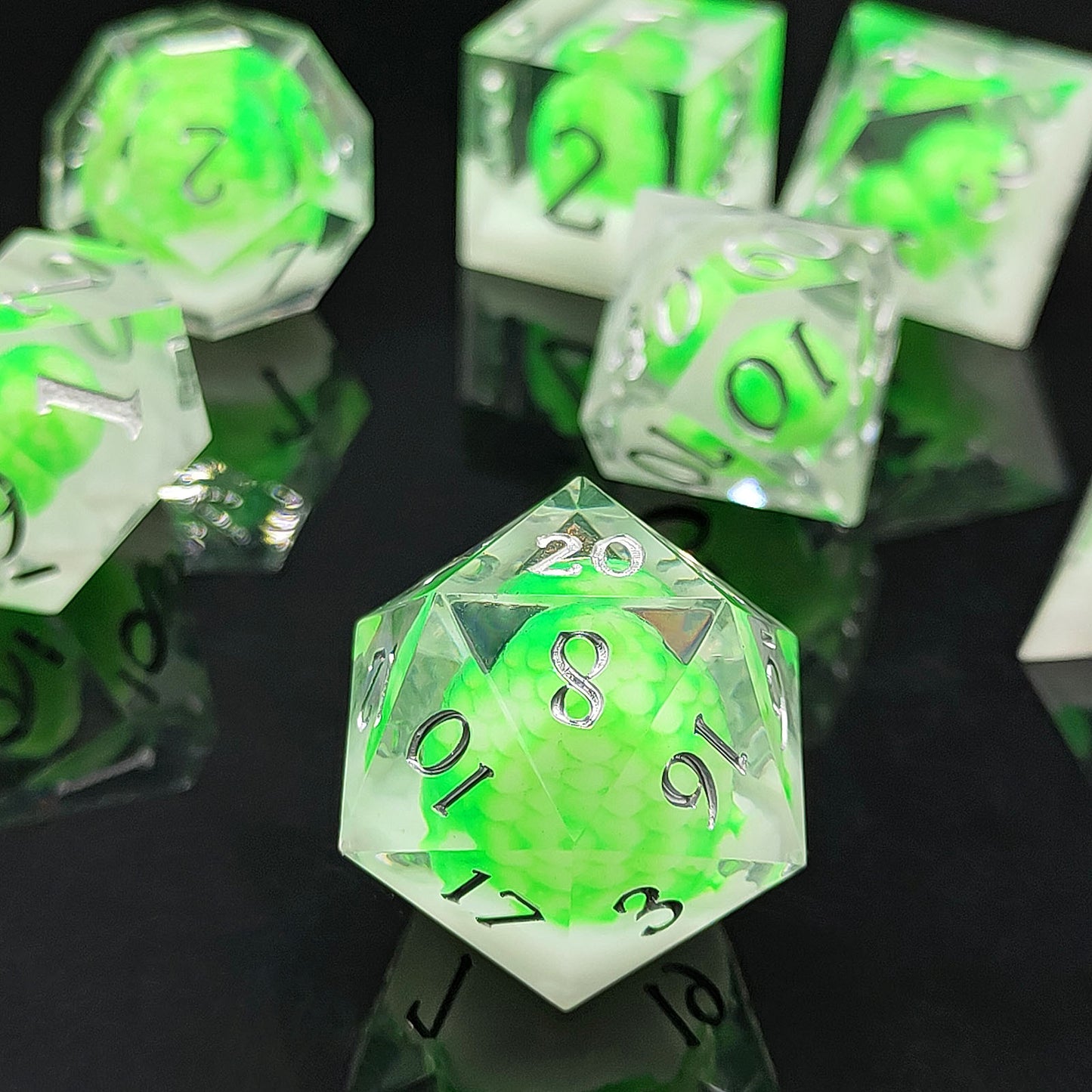 7 delige Resin Dice Set “Dragon Egg – Emerald Hatchling"