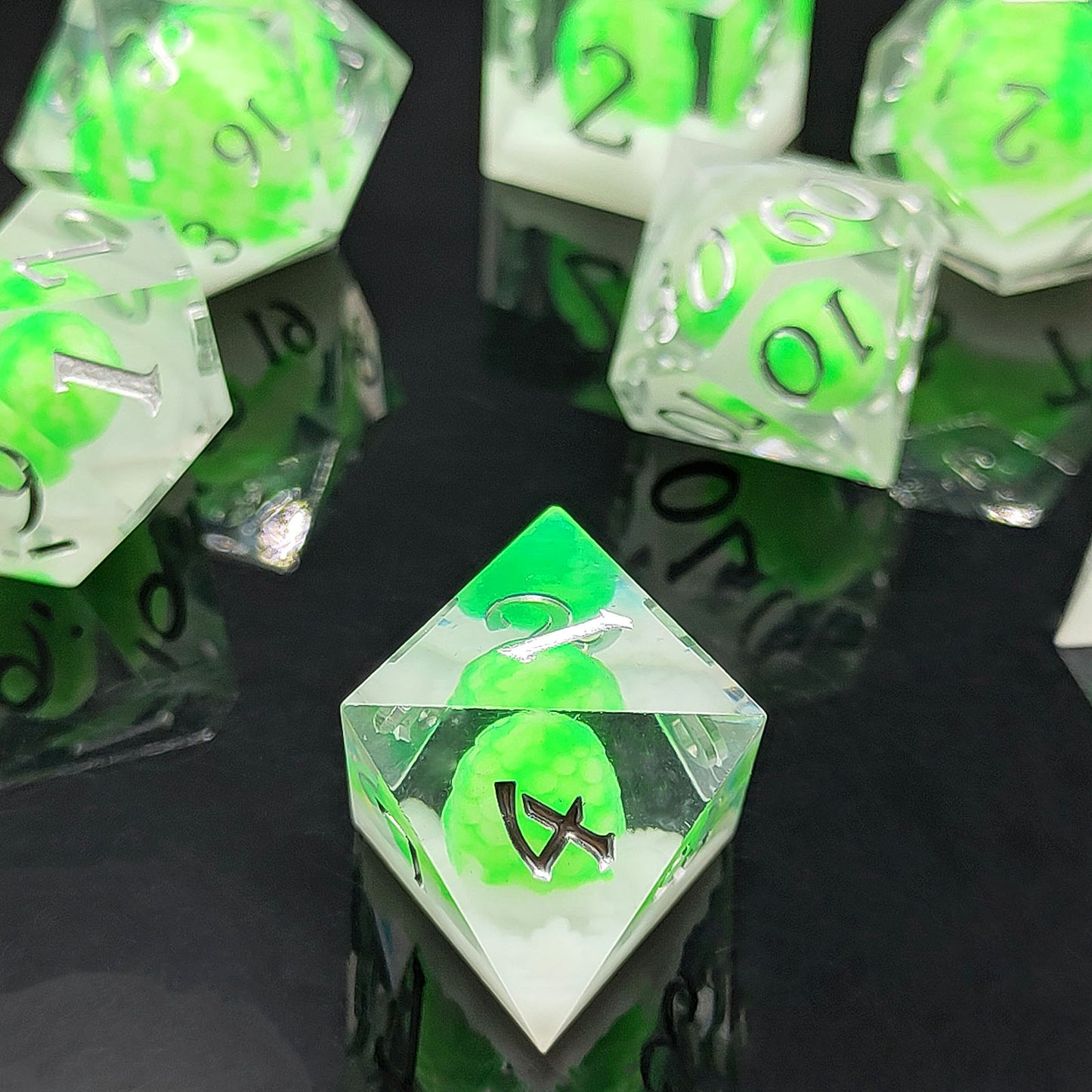 7 delige Resin Dice Set “Dragon Egg – Emerald Hatchling"