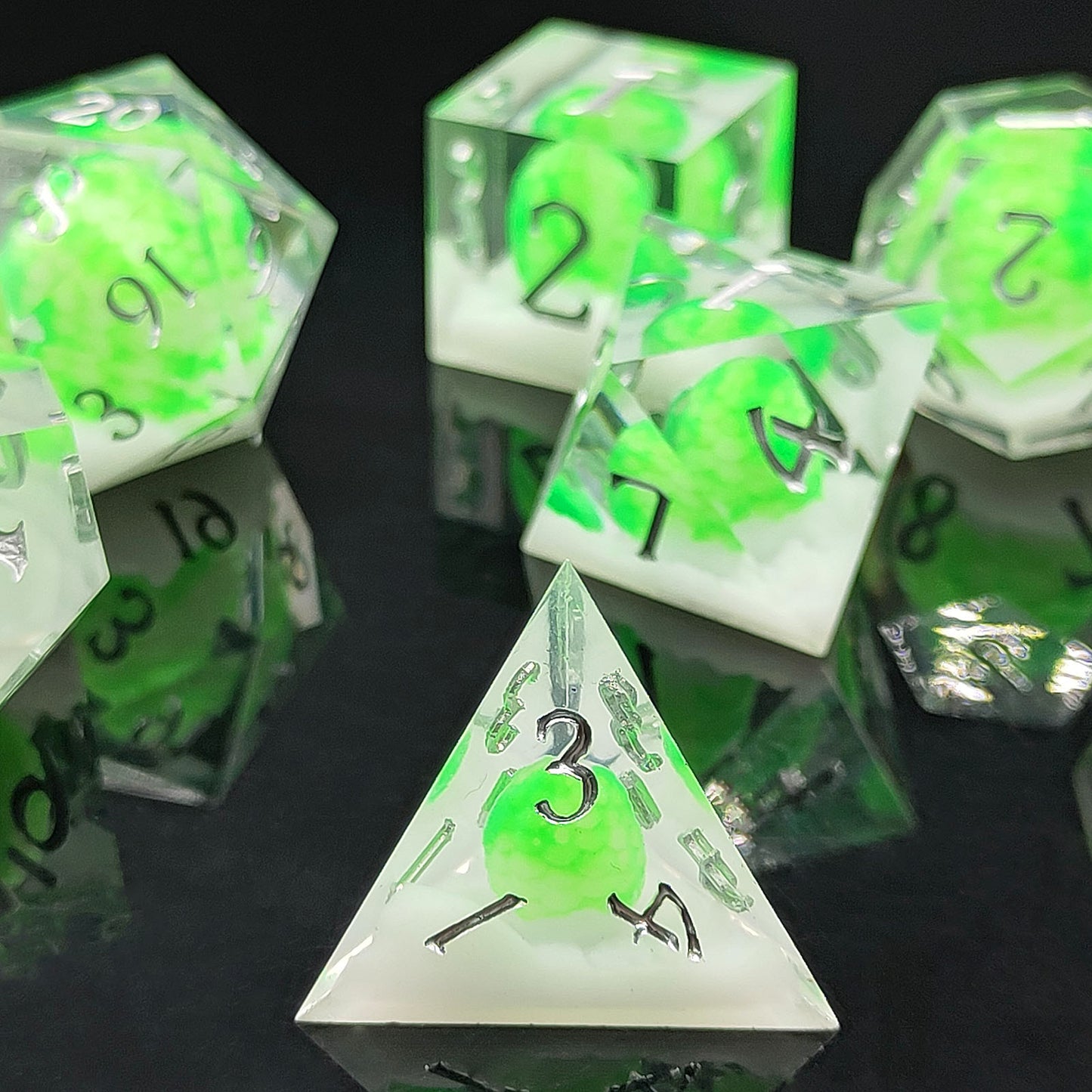 7 delige Resin Dice Set “Dragon Egg – Emerald Hatchling"