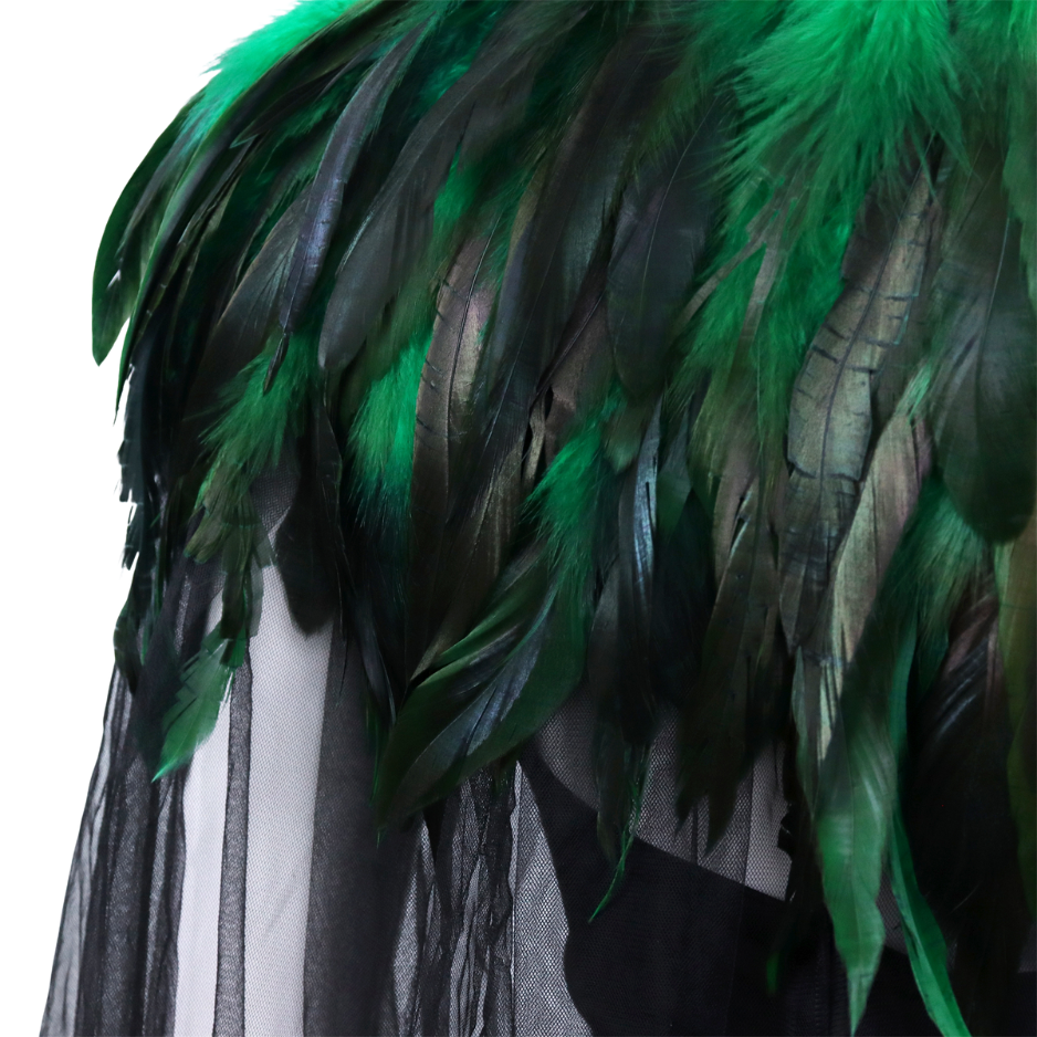Zwarte Luxe Dramatische Cape met groene Verenkraag en broche