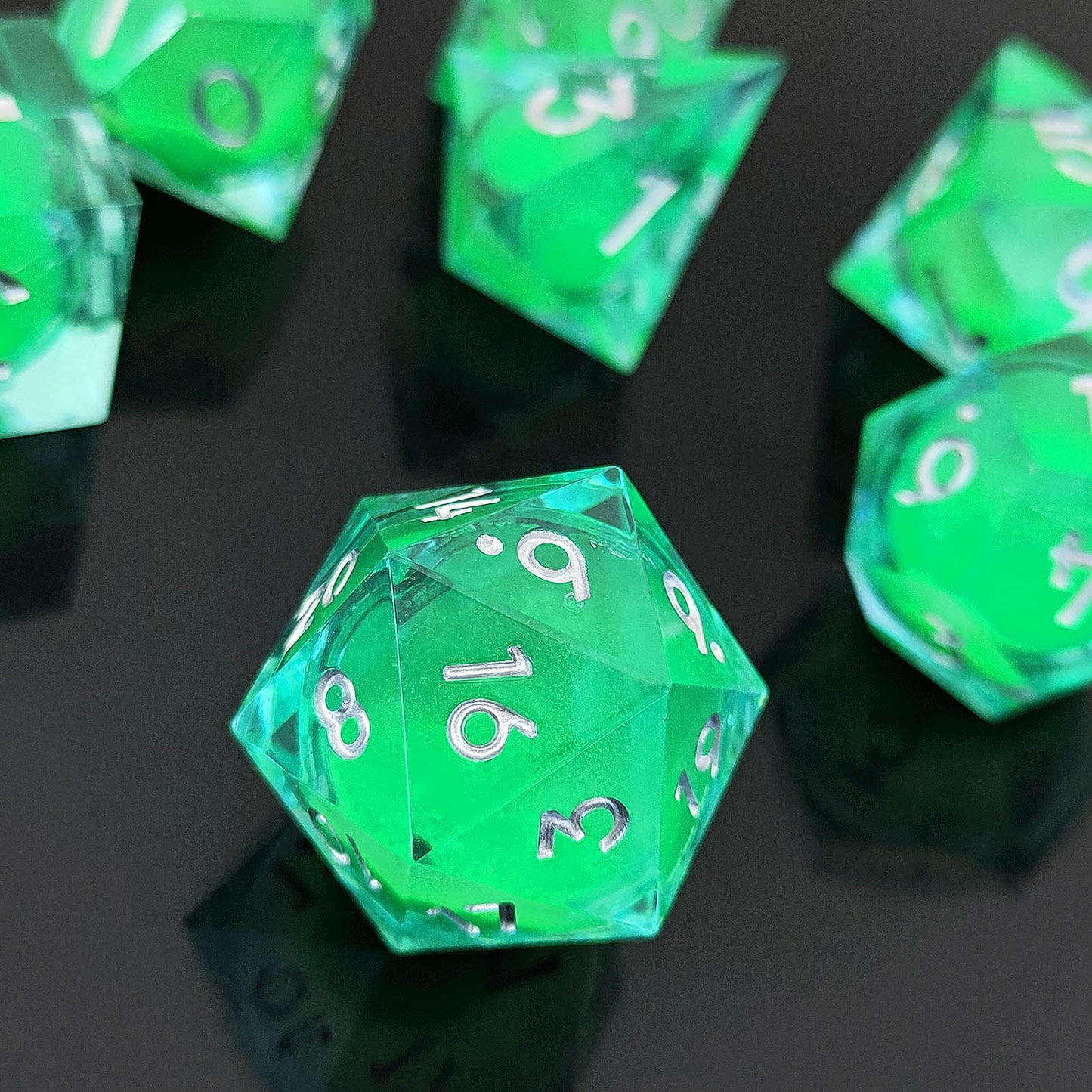 7 delige Resin Dice Set “Luminous Emerald Glow"
