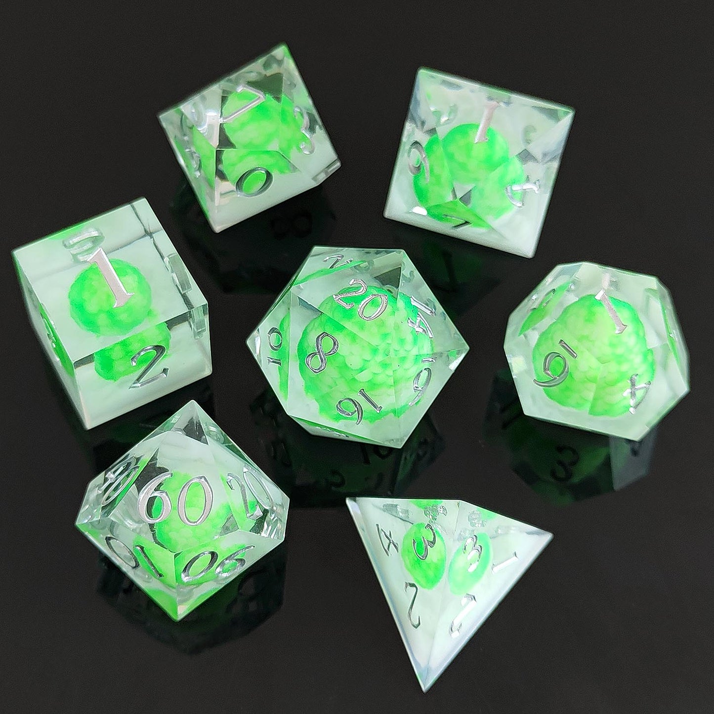 7 delige Resin Dice Set “Dragon Egg – Emerald Hatchling"