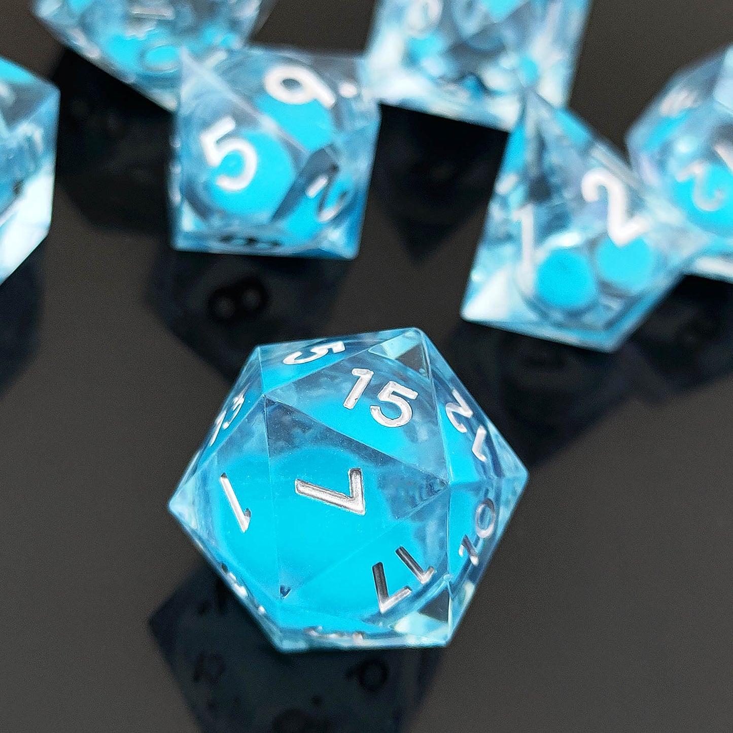 7 delige Resin Dice Set “Luminous Ocean Glow"