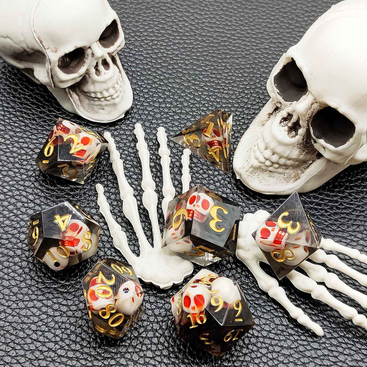 7 delige Resin Dice Set “Obsidian Skulls"
