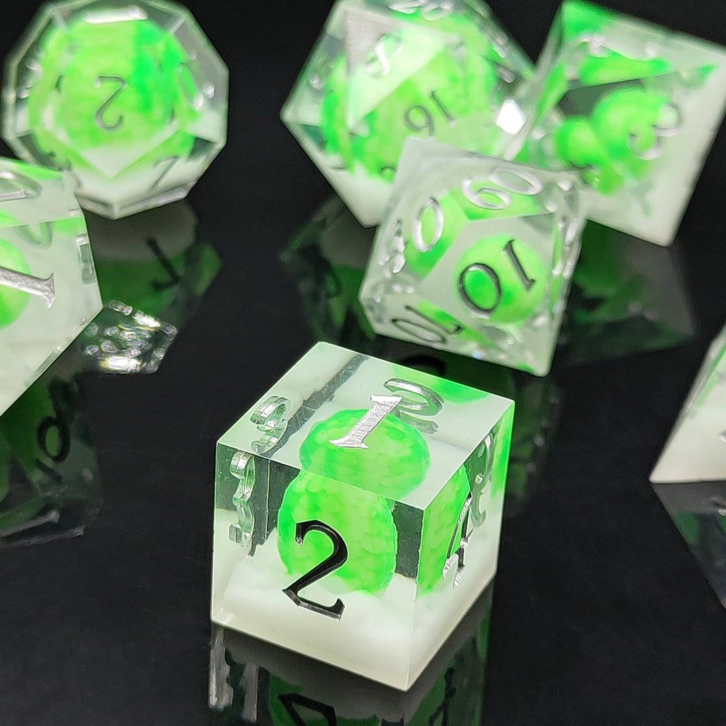 7 delige Resin Dice Set “Dragon Egg – Emerald Hatchling"