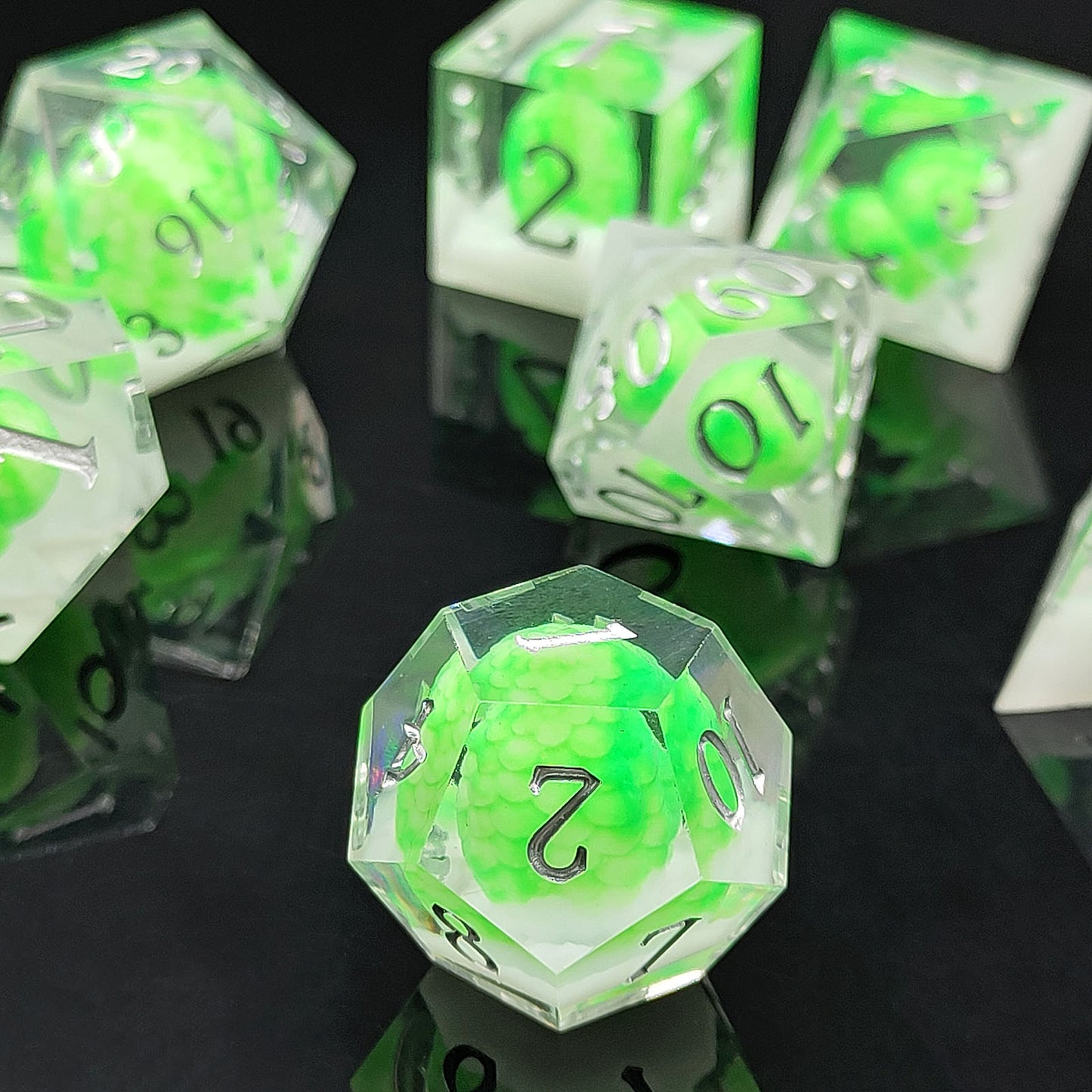 7 delige Resin Dice Set “Dragon Egg – Emerald Hatchling"