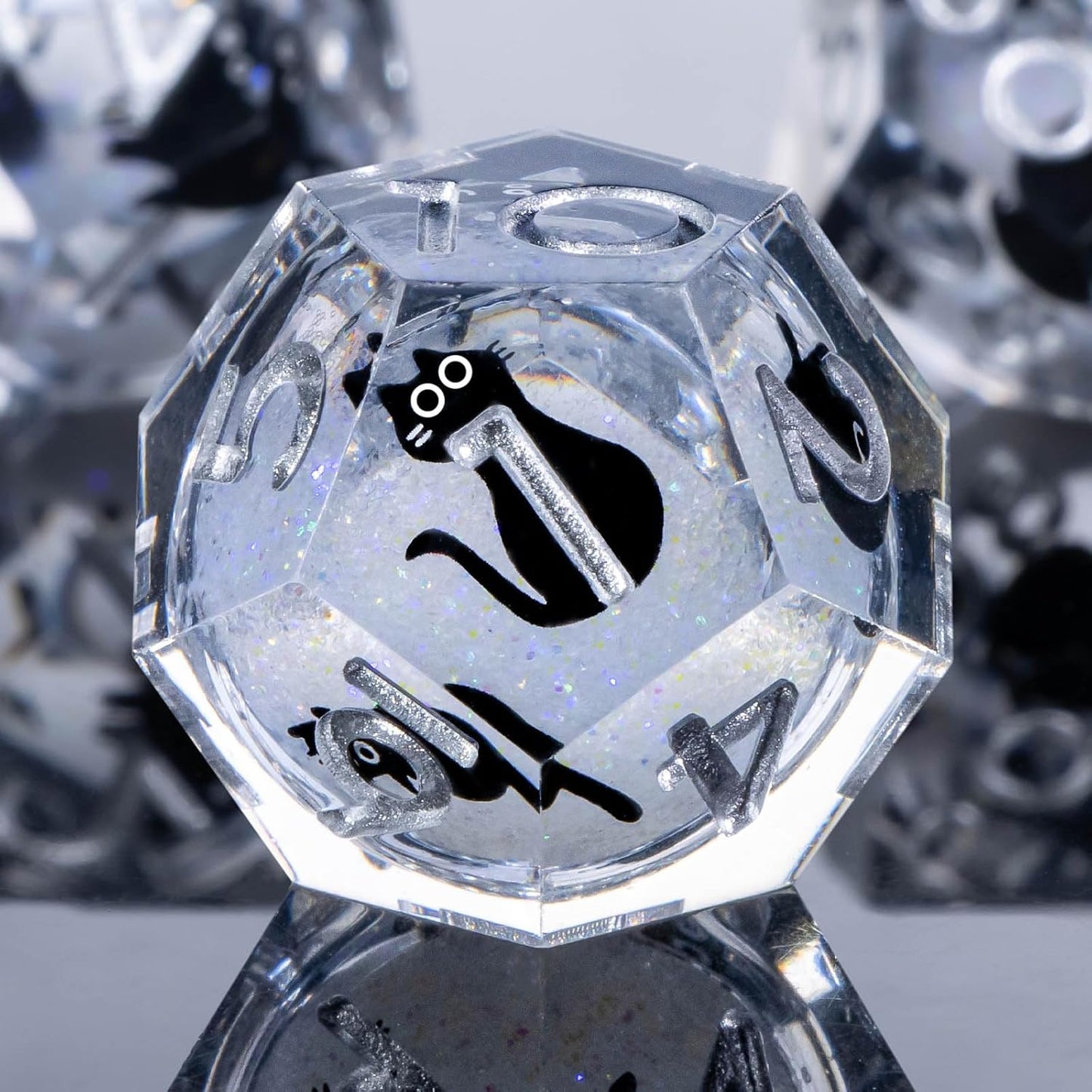 7 delige Liquid Core Resin Dice Set "Mystic Cat Silver"