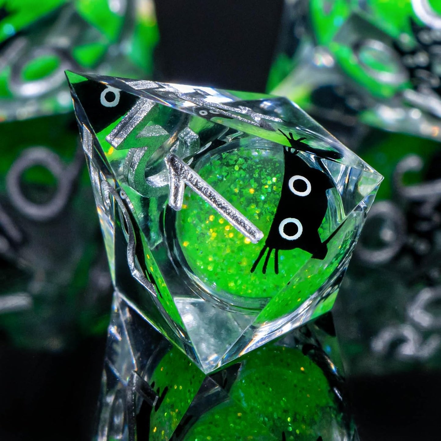 7 delige Liquid Core Resin Dice Set "Mystic Cat Green"