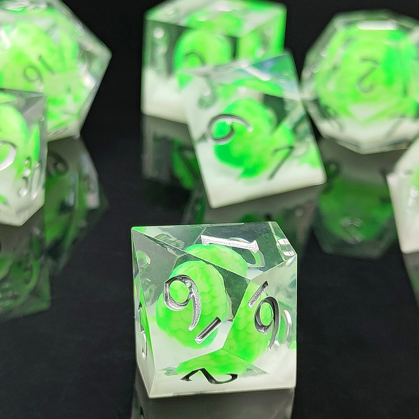 7 delige Resin Dice Set “Dragon Egg – Emerald Hatchling"