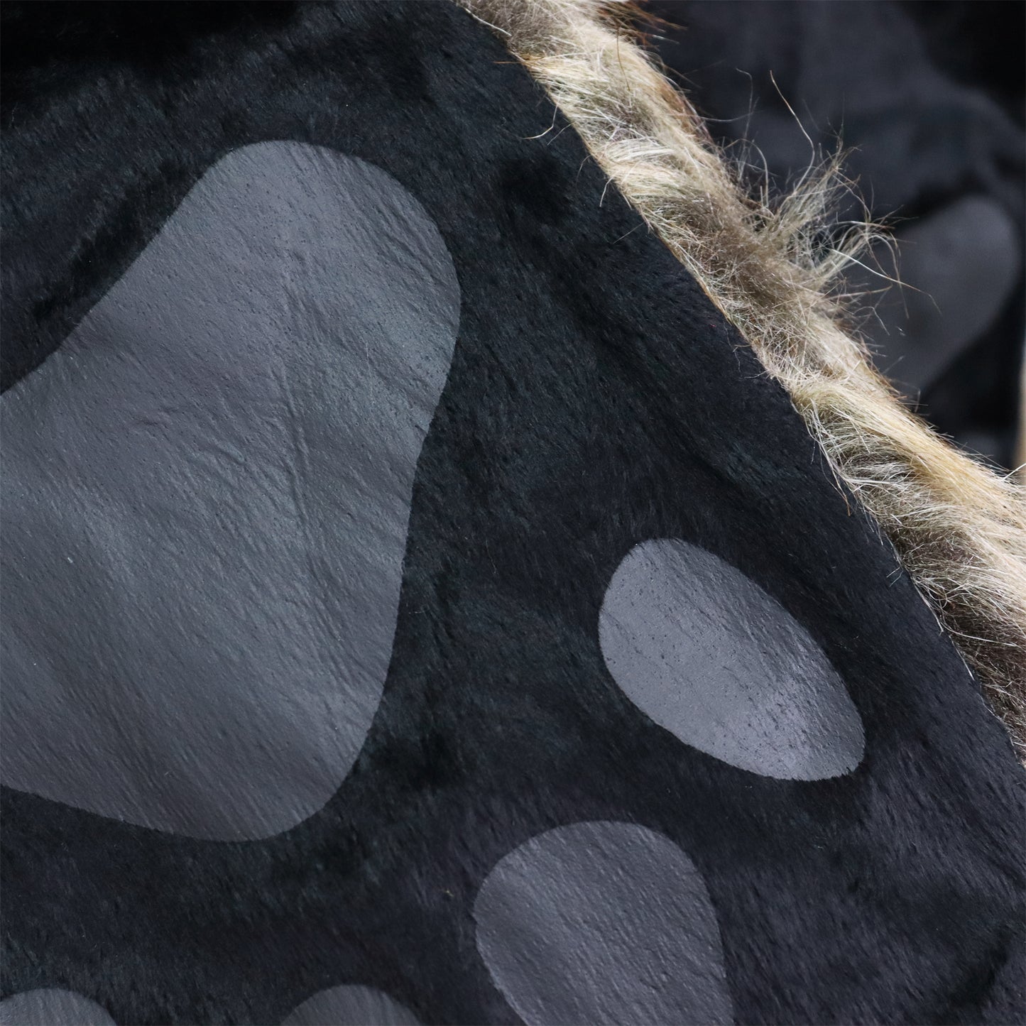 Faux Fur Berenmuts met Pootprint & Handwarmers