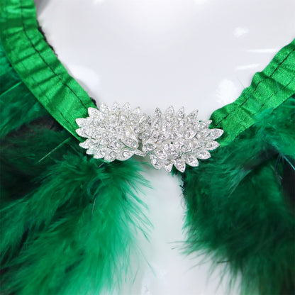 Zwarte Luxe Dramatische Cape met groene Verenkraag en broche