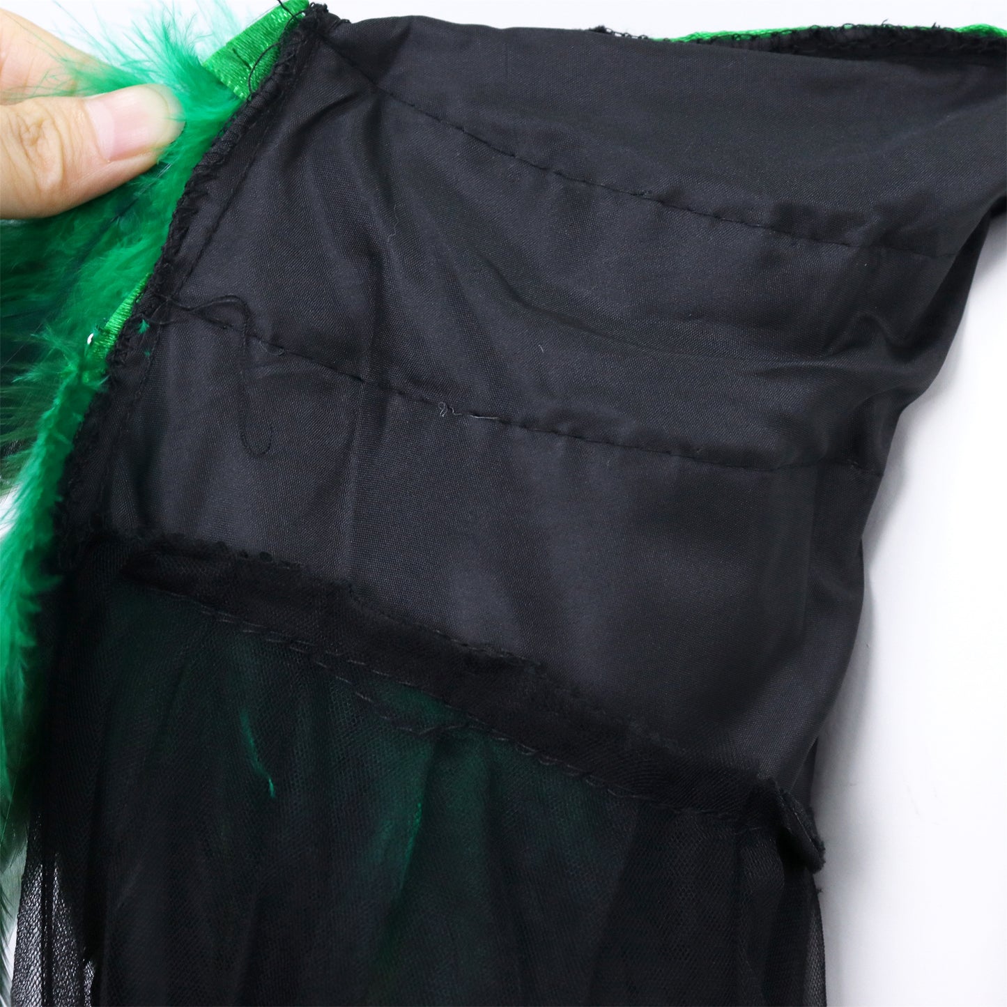 Zwarte Luxe Dramatische Cape met groene Verenkraag en broche