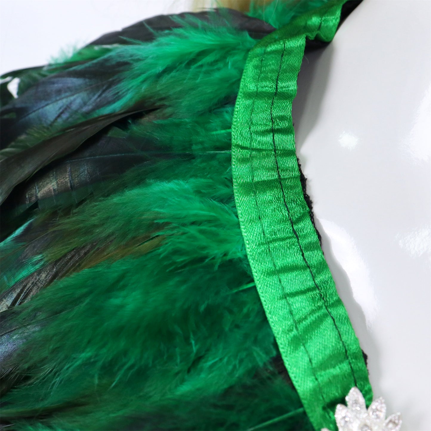 Zwarte Luxe Dramatische Cape met groene Verenkraag en broche