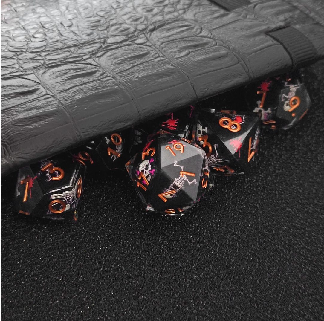 7 delige Resin Dice Set “Bone Jester”