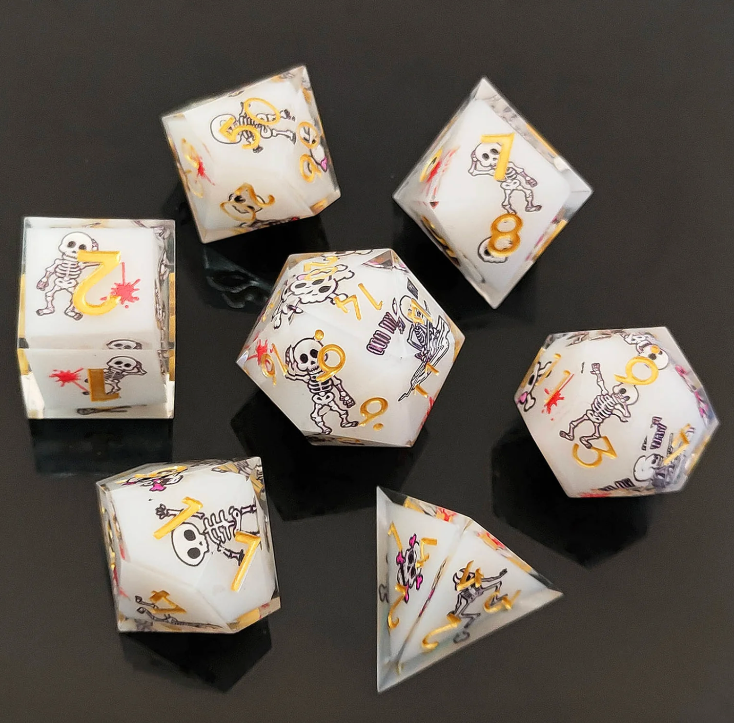 7 delige Resin Dice Set “Bone Parade”