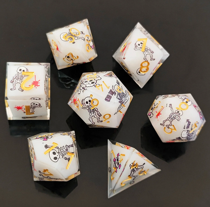 7 delige Resin Dice Set “Bone Parade”