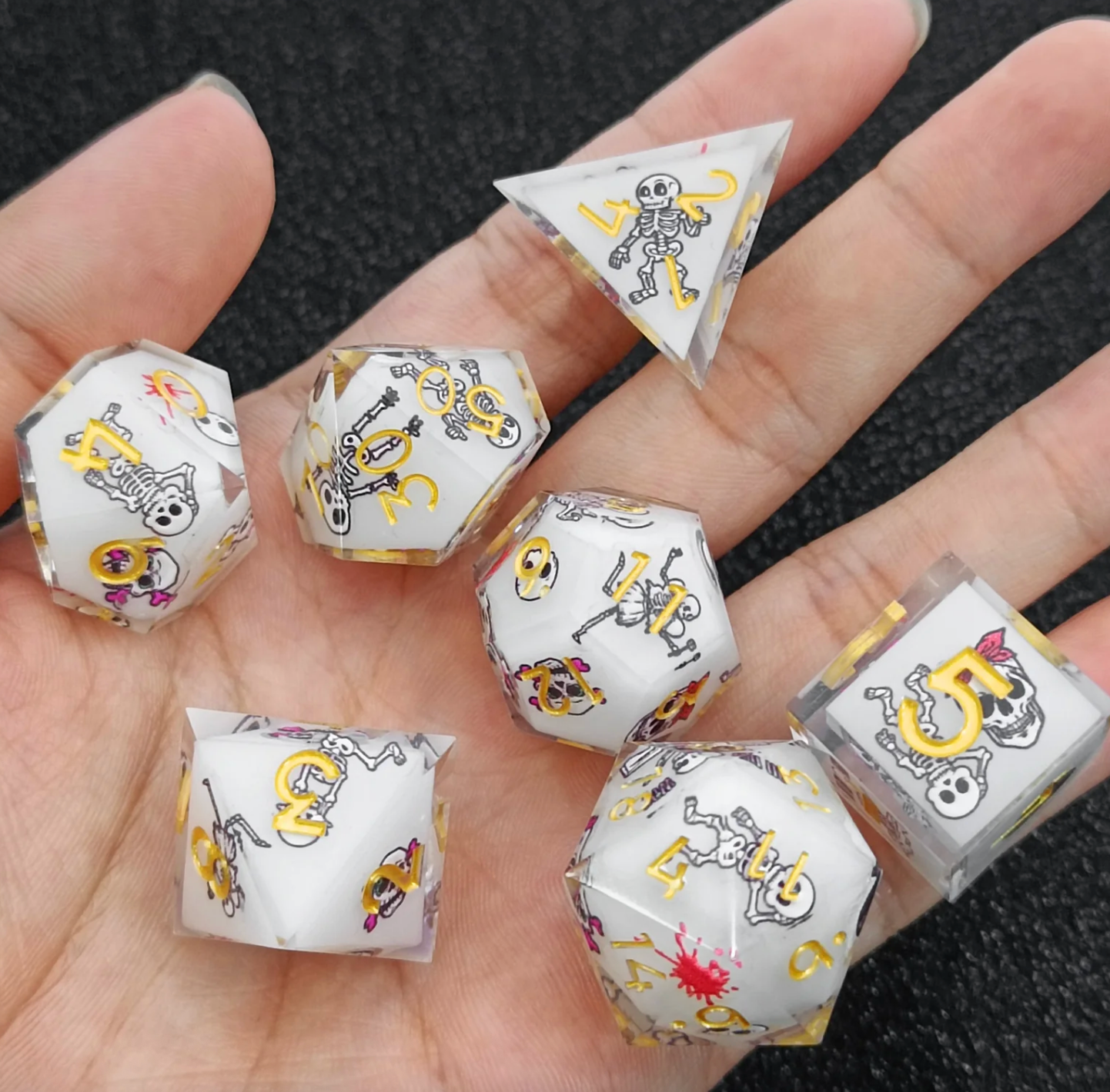 7 delige Resin Dice Set “Bone Parade”