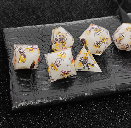 7 delige Resin Dice Set “Bone Parade”