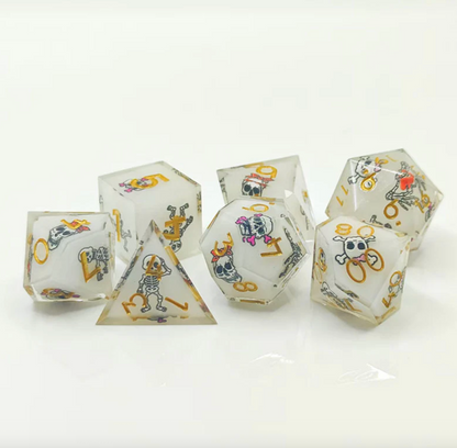 7 delige Resin Dice Set “Bone Parade”