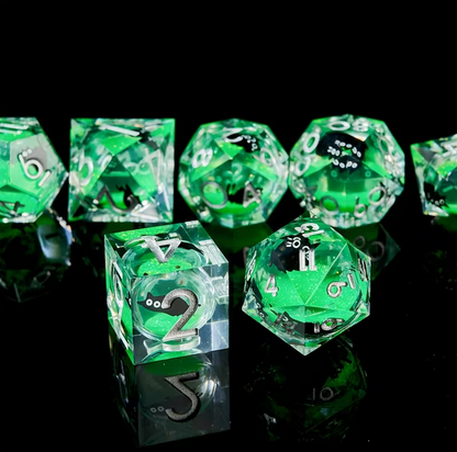 7 delige Liquid Core Resin Dice Set "Mystic Cat Green"