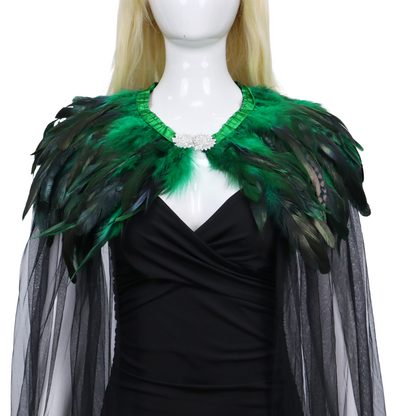 Zwarte Luxe Dramatische Cape met groene Verenkraag en broche
