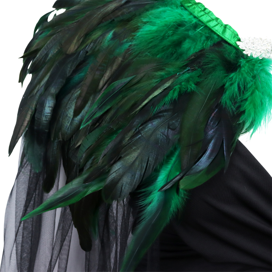 Zwarte Luxe Dramatische Cape met groene Verenkraag en broche