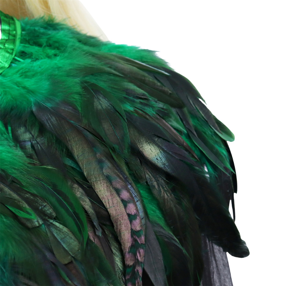 Zwarte Luxe Dramatische Cape met groene Verenkraag en broche
